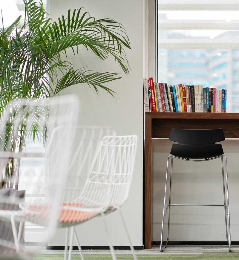 辦公室閱讀區(qū)白色鐵藝編制的休閑椅