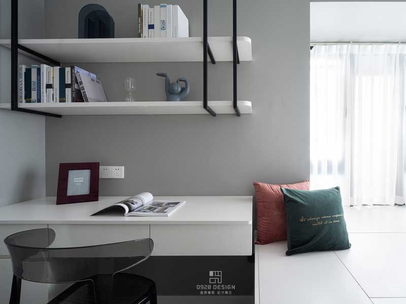 榻榻米做了兩層抽屜，這樣放一些小東西拿去會(huì)更方便。里面大格子用來(lái)放密碼箱和備用的折疊床墊，家里來(lái)客人拿出來(lái)就可以直接休息了，平時(shí)沒(méi)客人的時(shí)候就作為書房，和茶室。