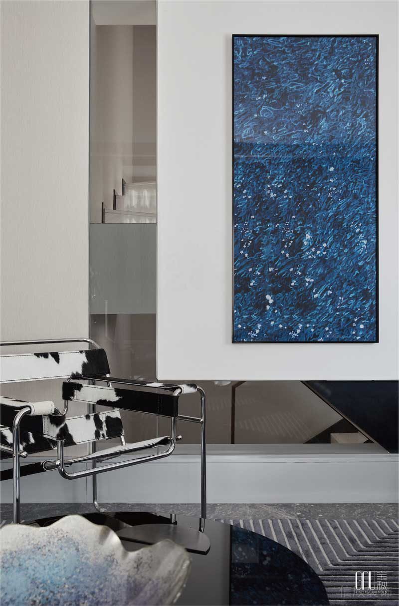 客廳墻面藍(lán)色抽象畫