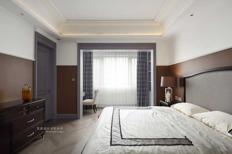 二樓分為兩個套房--小孩房和客房兩個空間，都擁有獨立的衛(wèi)生間和衣帽間，設(shè)計師利用小孩房陽臺的空間，將兩個空間打通，配備了一個小書房，功能完善合理。