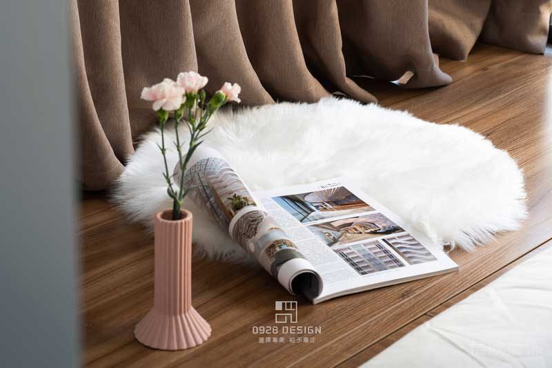 深圳鹽田現(xiàn)代美式精裝房裝修設(shè)計(jì)次臥藝術(shù)飾品