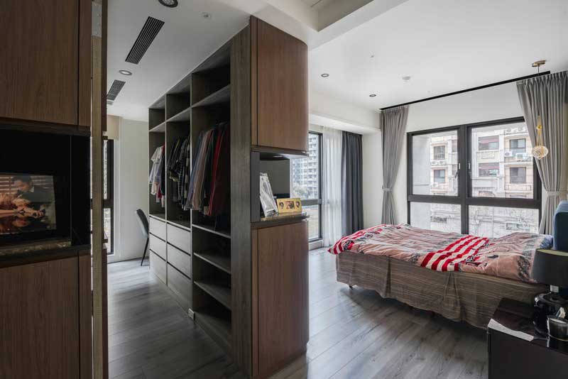 深圳福田下沙港式現(xiàn)代家庭舊房裝修改造主臥衣帽間入口 深圳福田下沙港式現(xiàn)代家庭舊房裝修改造主臥衣帽間入口