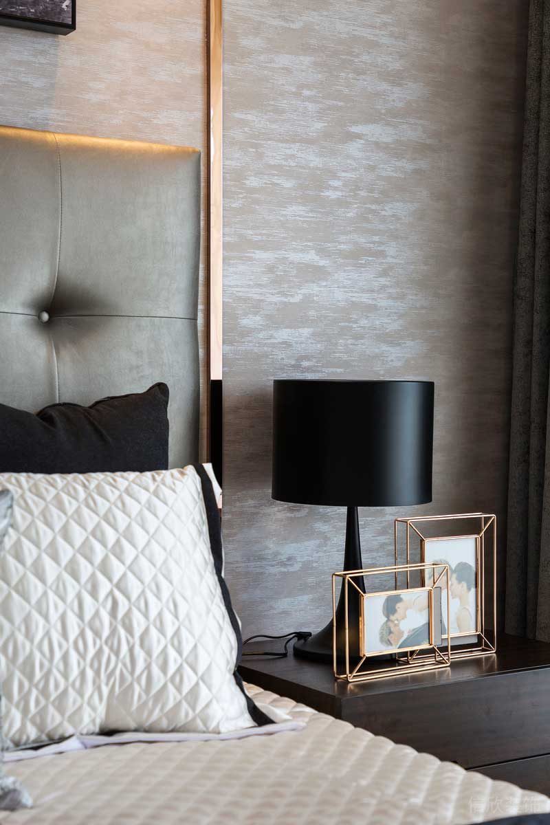 深圳龍華觀瀾現(xiàn)代輕奢家庭別墅裝飾設(shè)計(jì)主臥床頭背景 深圳龍華觀瀾現(xiàn)代輕奢家庭別墅裝飾設(shè)計(jì)主臥床頭背景