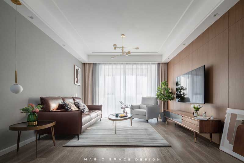 橡木色的基調(diào)為主，木紋板構(gòu)成的背景板，素雅的灰色墻面，搭配著單幅裝飾畫，自有一份留白的意境。