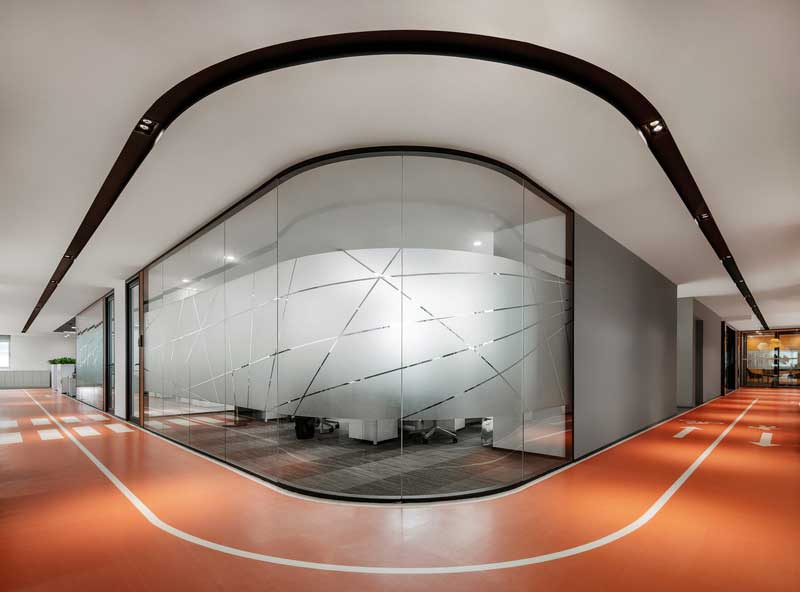 圓弧形的玻璃隔斷