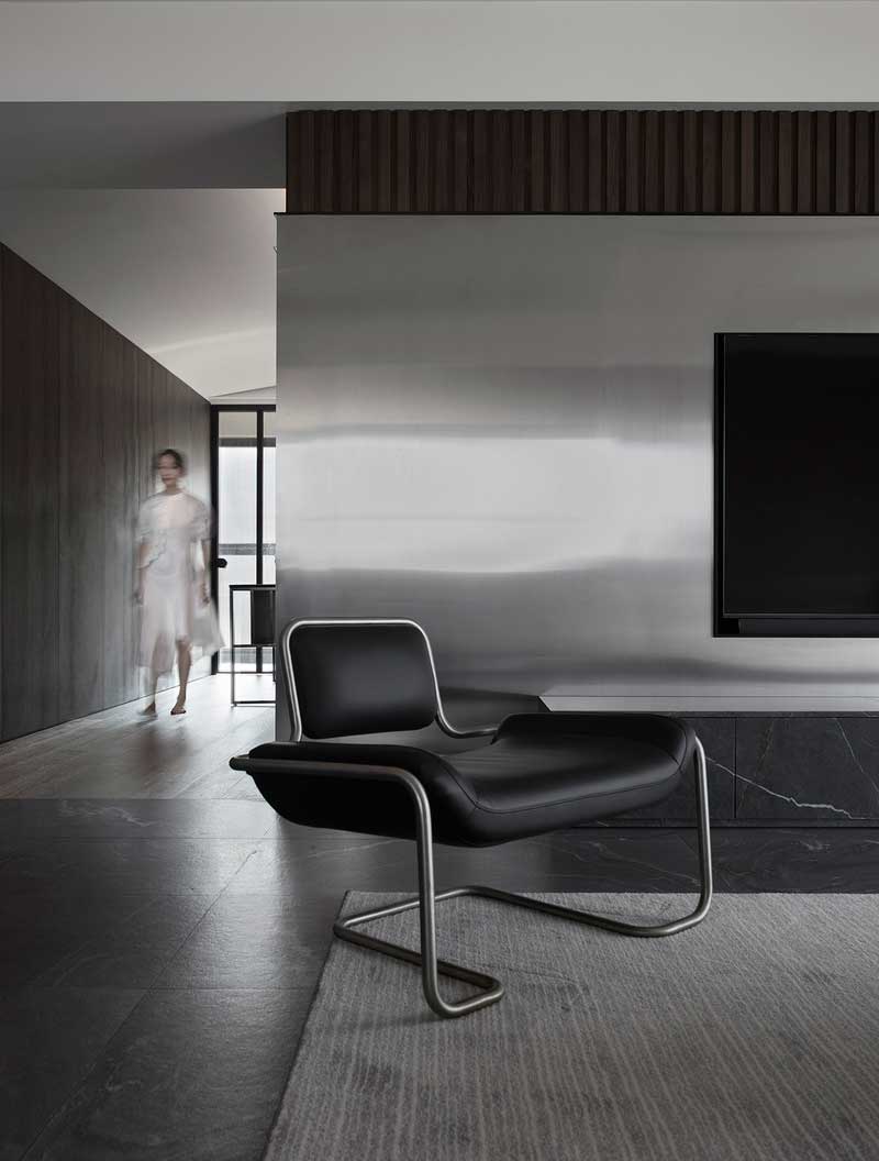 深圳鹽田美式極簡風(fēng)家庭新房裝修工程案例客廳黑色單椅