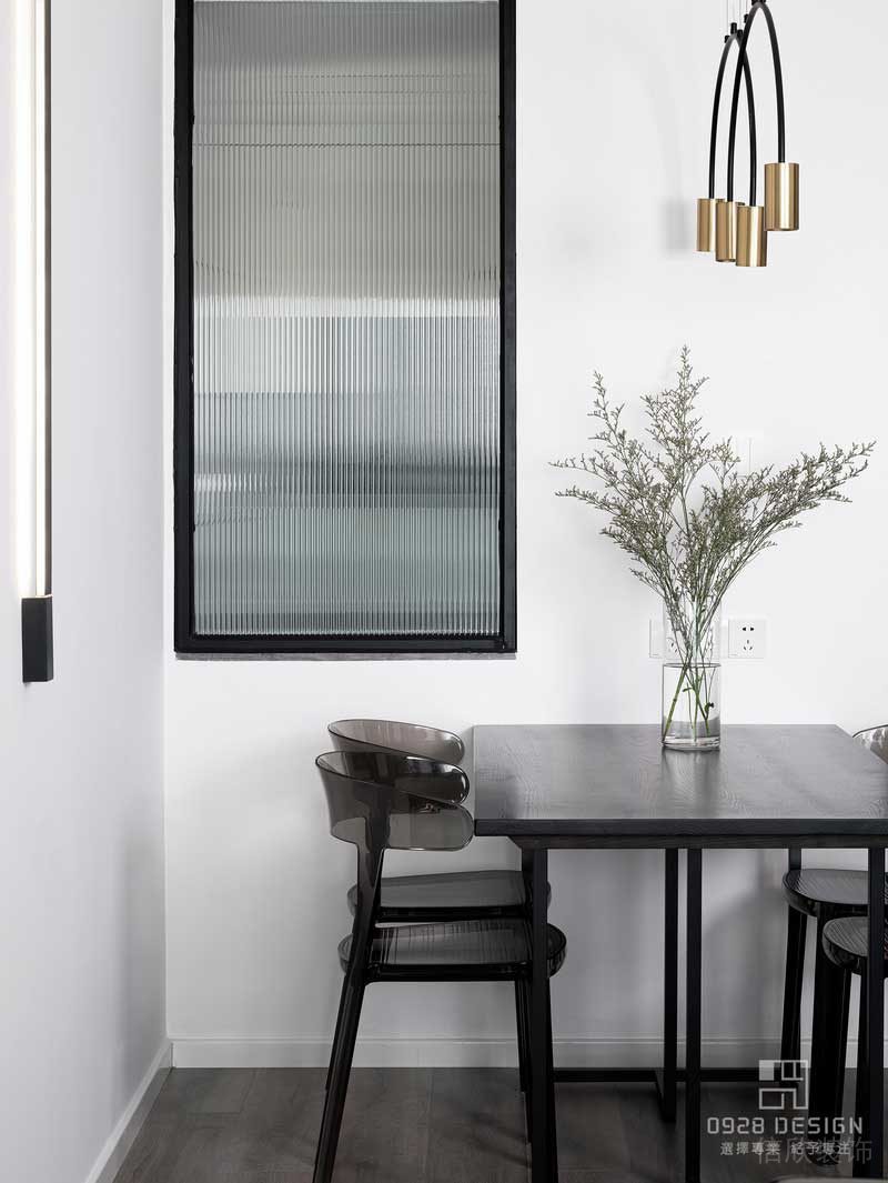 餐廳與廚房墻面用了長虹玻璃，增加裝飾感的同時采光效果也可以得到一定的提升。