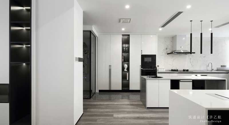 主材地面大面積使用木地板，主要考慮空間的整體性，墻面大面積為白色乳膠漆，讓空間干凈整潔。