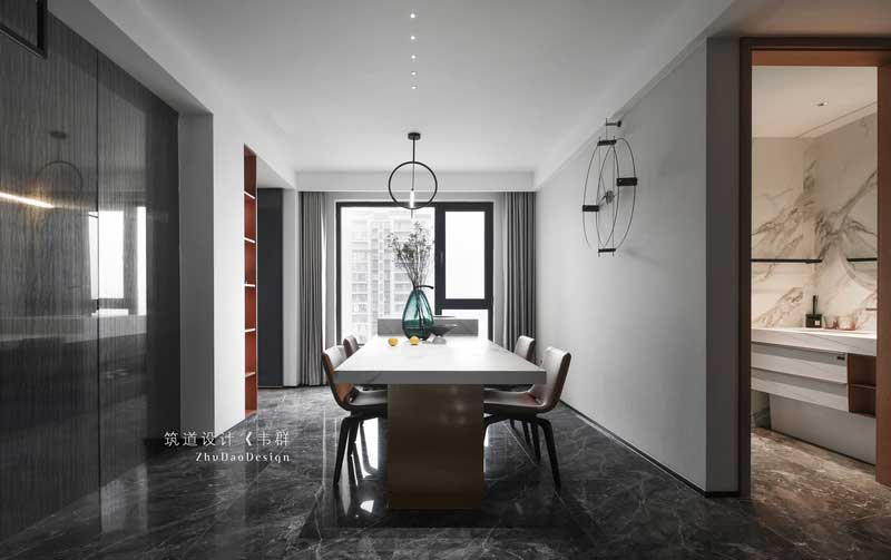 設計師通過墻面的大面積留白、吊頂?shù)暮唵翁幚硪约皦γ嫔虾唵蔚难b飾畫和掛件，讓餐廳與全屋的風格統(tǒng)一，同時在空間中添加了與客廳同色調的家具作為點綴，讓人在用餐時不僅能夠刺激食欲，還能感受到家的溫馨。