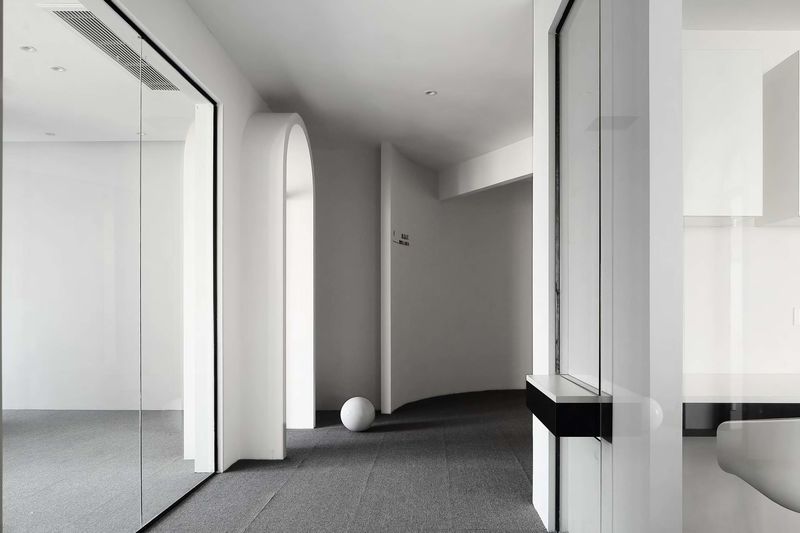 深圳龍華大浪極簡風(fēng)格辦公室裝修走廊玻璃隔斷 深圳龍華大浪極簡風(fēng)格辦公室裝修走廊玻璃隔斷