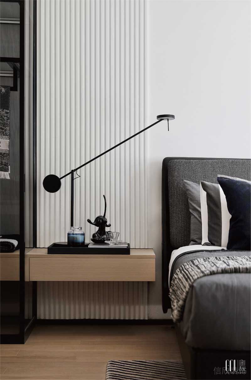 還原空間的本質(zhì)，減少不必要的物件，純白的基調(diào)中卻潛藏著無限生機(jī),光與水的主題掛畫是臥室起居的生活映射，弱對(duì)比色調(diào)賦予歸巢從容而安的感受。