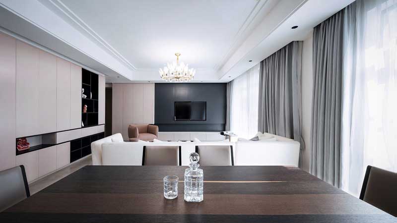 客餐廳雙眼皮天花吊頂，黑色電視墻。