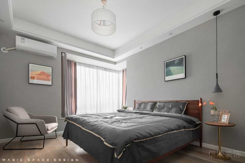 大面積的南向飄窗帶來豐富的日光，淺灰色的墻面和地面木質(zhì)結(jié)構(gòu)起到了平衡和過渡室外景觀的作用。