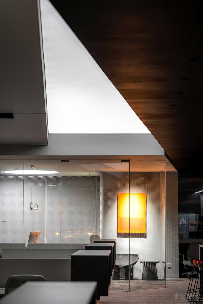 深圳南山前?，F(xiàn)代風(fēng)格辦公室裝修設(shè)計亮橙色藝術(shù)掛畫