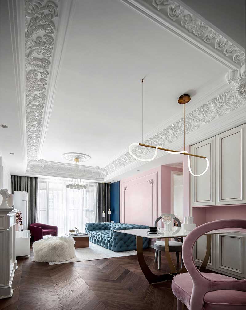 巖板餐桌在幾何纏繞式吊燈的照射下，更顯輕奢的高級質(zhì)感，搭配鏤空造型的天鵝絨餐椅，使得室內(nèi)剛中帶柔，恰到好處。