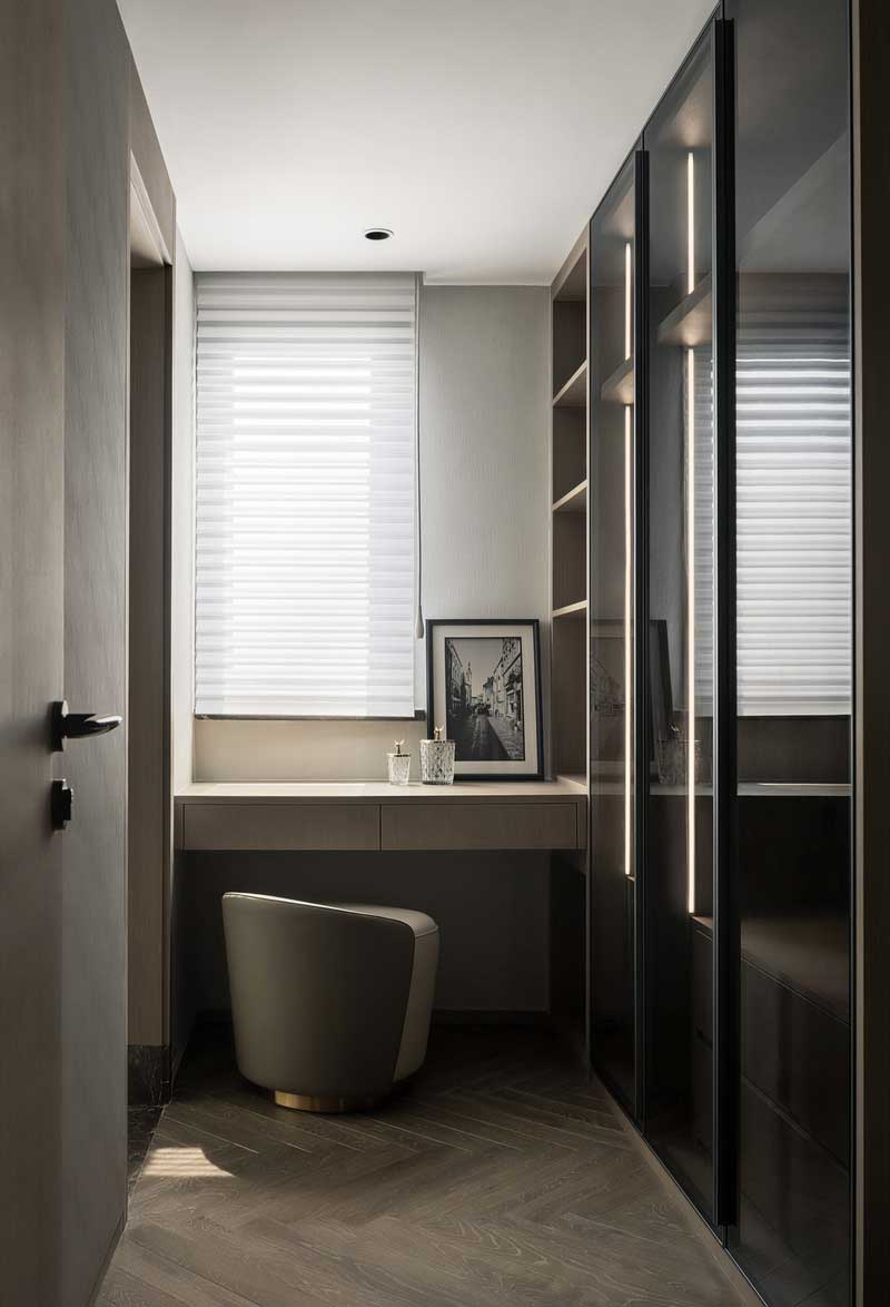 門深圳鹽田現(xiàn)代簡(jiǎn)約家居住宅裝修設(shè)計(jì)衣帽間