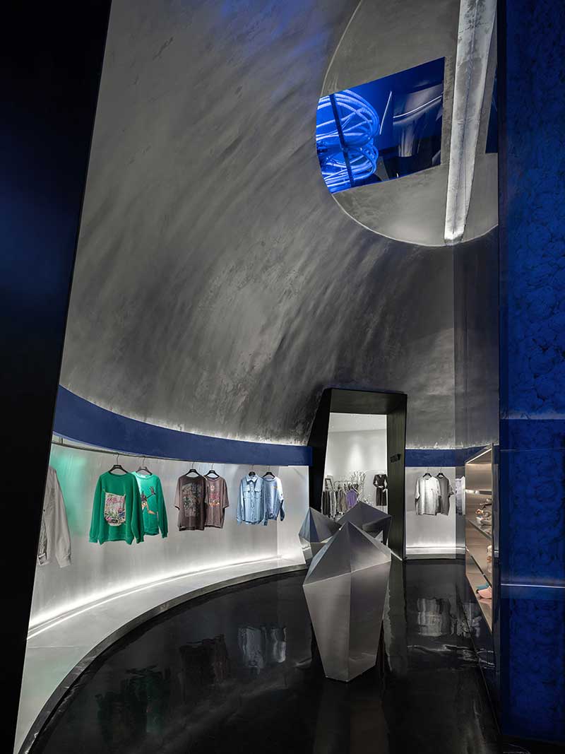 深圳鹽田服裝店弧形服裝展示設(shè)計前臺 深圳鹽田服裝店弧形服裝展示設(shè)計前臺