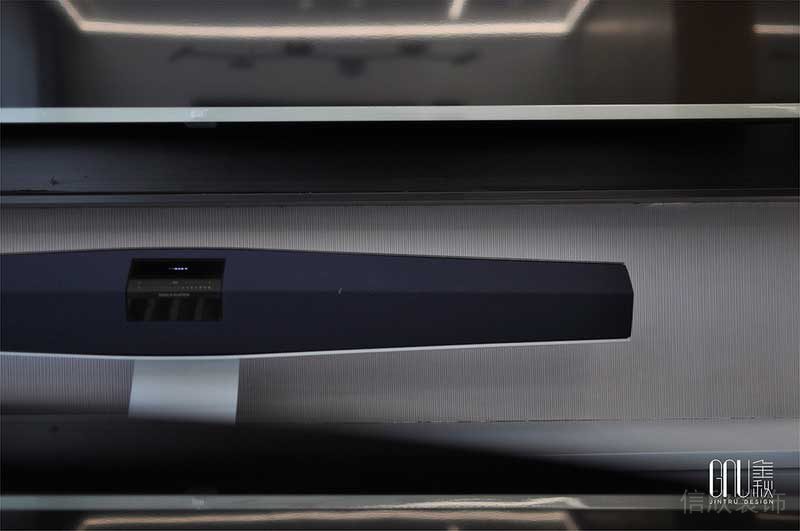 不是所有的美都是要濃墨重彩，美可以低調(diào)內(nèi)斂，淡泊寧?kù)o，如謙謙君子，低調(diào)謙和激發(fā)出無(wú)限的遐想，海洋城市的語(yǔ)匯與藝術(shù)家滕飛的《泳池水面》不謀而合，空間大量留白與浪打風(fēng)吹的水景呼應(yīng)著，協(xié)奏著自由而有生命力的交響樂(lè)。