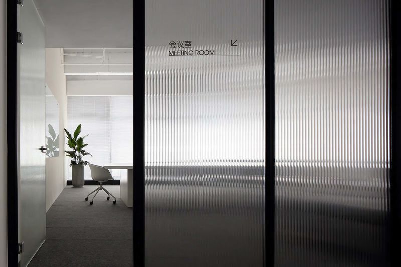 深圳龍華大浪極簡風(fēng)格辦公室裝修壓花玻璃屏風(fēng) 深圳龍華大浪極簡風(fēng)格辦公室裝修壓花玻璃