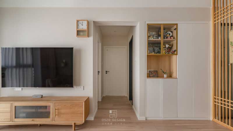 儲物柜由厚薄柜結(jié)合，薄一點的柜子作為展示柜，展示各種手辦玩具