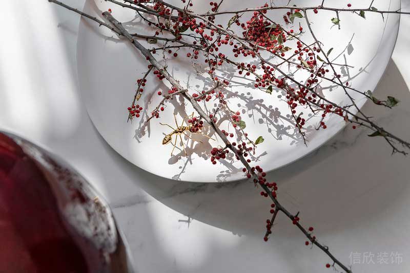 深圳南山區(qū)現(xiàn)代輕奢住宅新房裝修餐桌擺設