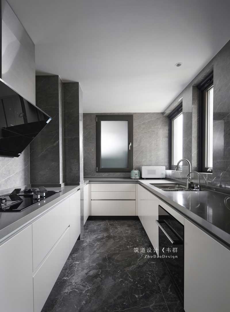 廚房配備了必備的廚電，柜體做無把手設計，使空間顯得干凈整潔，盡可能的利用拉籃配件做最大化的儲物。