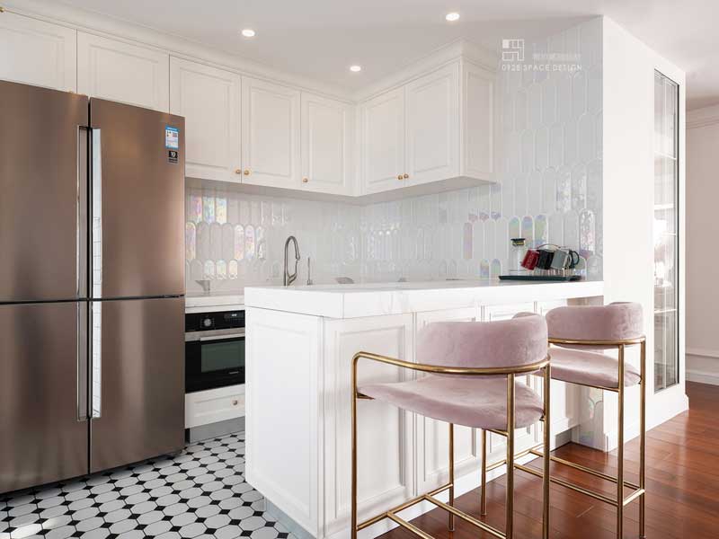 西廚地面材質(zhì)選擇上與中廚一致，黑白拼花的小格子。墻面的材質(zhì)選擇上選擇更加有藝術(shù)性的羽毛磚，白色與鐳射面拼色，摩登感滿(mǎn)滿(mǎn)。