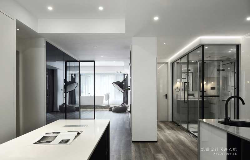 在空間分割上利用鐵藝與玻璃，使空間開敞明亮。