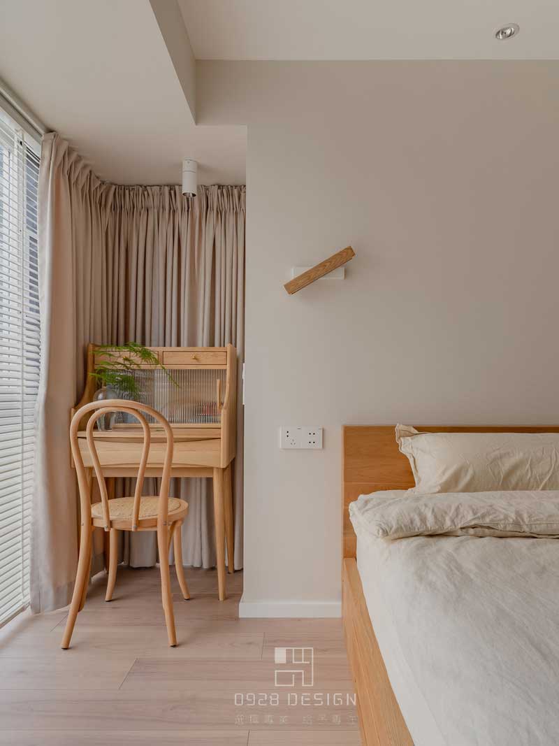 主臥梳妝臺成品購買，帶有儲物功能，將原來的窗戶縮小30公分床頭擴大，預留的位置正好放置梳妝臺，空間感更強，實用性也更好。