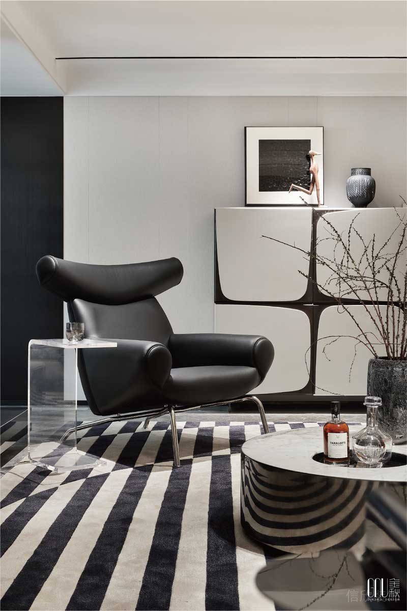 挖掘生活的趣味是，讓一寸空間都發(fā)揮最大的價值，因此人的情感、活動在這里有了時間與空間的交疊，方寸之間，天地闊然。