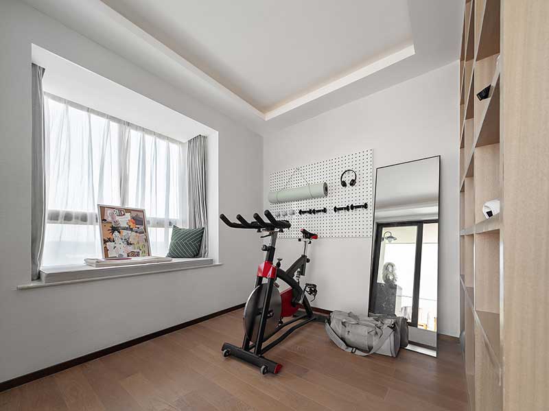 △六層 健身房2020年一場(chǎng)突如其來(lái)的疫情，打亂了很多人的生活，也讓人們重新審視環(huán)境與健康的價(jià)值，對(duì)“健康人居”亦有了新的思考。在這樣的背景下，六層屋頂?shù)慕∩矸亢痛舐杜_(tái)變得格外具有吸引力。健身房滿足居家健身的需求。大露臺(tái)擺上戶外餐臺(tái)餐椅、休閑座椅，種上爛漫的花花草草，便擁有了四季芬芳的私家小花園。無(wú)論是禮遇暖陽(yáng)，休閑閱讀，觀花賞景，亦或在周末與家人朋友相聚于浪漫星空下，來(lái)一場(chǎng)天臺(tái)音樂燒烤趴……居于此致美江海之畔，足不出戶便可暢享休閑度假的無(wú)限樂趣。