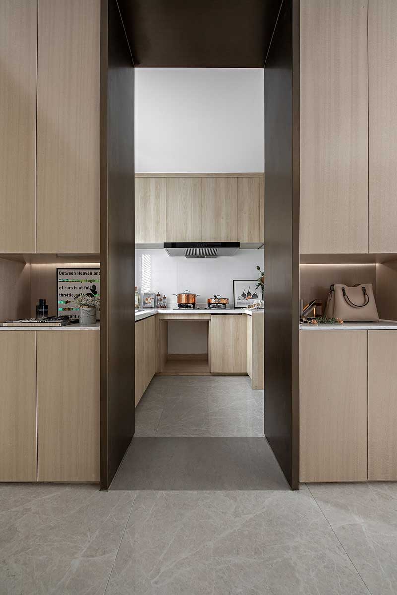 △四層 廚房從門外進(jìn)到玄關(guān)處，可以隨手將鑰匙和包包等物品放在左邊嵌入廚房隔墻的置物柜上，接著第一時(shí)間到右邊的衛(wèi)生間消毒洗手，在疫情期間，這種入戶清潔動(dòng)線設(shè)計(jì)變得更讓人放心。