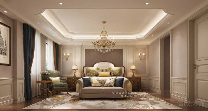 長輩房床背景采用灰咖色的壁紙與白色護(hù)墻板，床品結(jié)合了中式元素大氣又不失沉穩(wěn)。