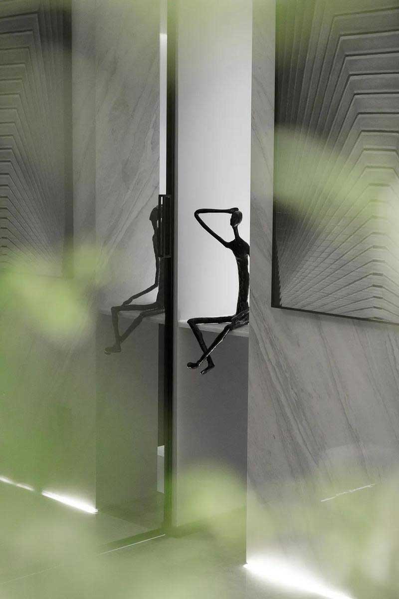 深圳鹽田極簡風(fēng)格家庭住宅裝修設(shè)計客廳藝術(shù)雕塑 深圳鹽田極簡風(fēng)格家庭住宅裝修設(shè)計客廳藝術(shù)雕塑