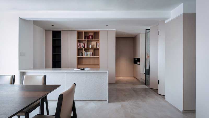 吧臺(tái)與現(xiàn)代簡(jiǎn)約的櫥柜相碰撞 用設(shè)計(jì)將愜意與實(shí)用完美保留 在此處 戚戚歇歇烹食暢飲讓工作時(shí)的心境得以舒緩