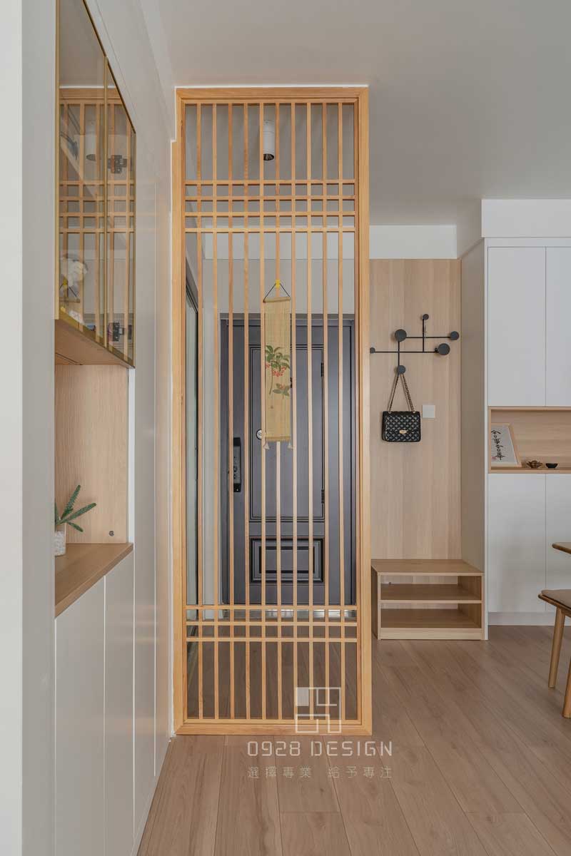 玄關(guān)采用木格柵作為遮擋形成玄關(guān)，還可以在格柵前擺上一株高大的植物，開門即可見到綠意風(fēng)景。