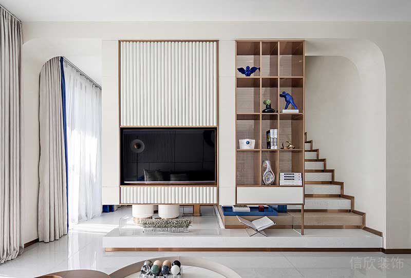 △二層 電視背景墻/裝飾架 客廳的電視背景墻與金屬陳列架連接在一起，既滿足了空間隔斷與裝飾陳列的多功能需求，又豐富了空間的層次，提升了空間的時尚感。少許精致的藝術(shù)品點綴其間，帶來空間精神與個性的表達。