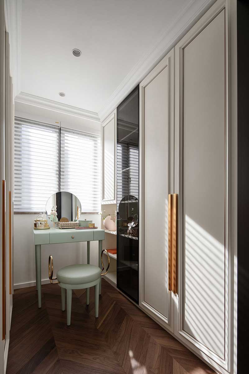 鞋帽間處處透露著精致和用心。魚骨拼地板以留空中間位向周邊鋪貼，保有留空位魚骨拼造型的完整性，視覺感極度舒適。