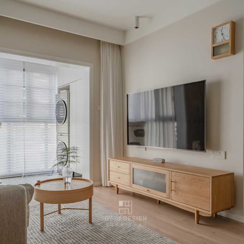 電視插座全部暗藏，整潔干凈。臺面的插座是為了后續(xù)增加游戲機等預留的插座，方便小姐姐健身玩游戲。