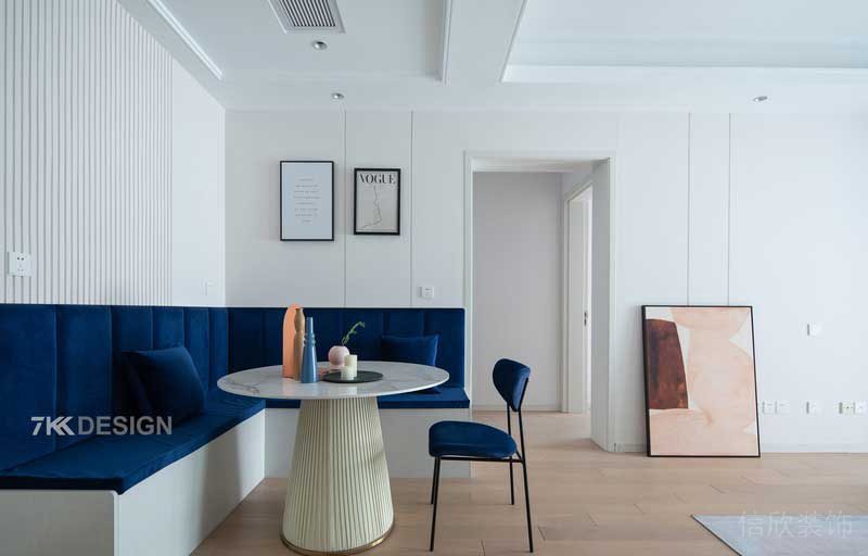 弧線藍(lán)色定制拐角沙發(fā)裝修條紋墻體鏤空設(shè)計