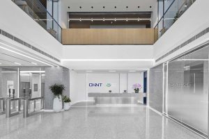 深圳龍華區(qū)華僑城北站壹號現(xiàn)代風格辦公室裝修大堂效果圖