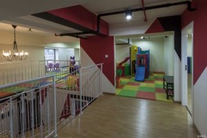 兒童娛樂區(qū)教室培訓機構裝修效果圖木質地板