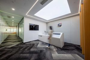 玻璃環(huán)形創(chuàng)意科技未來(lái)感設(shè)計(jì)綠色燈帶前臺(tái)區(qū)教育培訓(xùn)機(jī)構(gòu)地毯創(chuàng)意設(shè)計(jì)