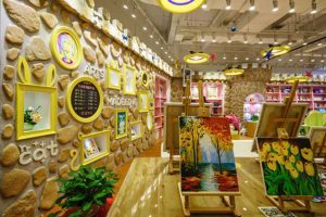 繪畫教室鵝卵石墻體鋪貼形象板收納展示柜工業(yè)風(fēng)現(xiàn)代簡(jiǎn)約造型設(shè)計(jì)藝術(shù)中心