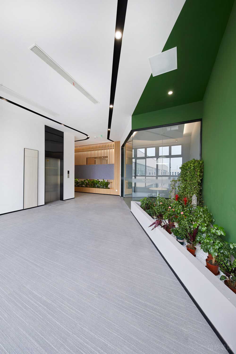 深圳市龍華區(qū)鴻榮源天俊現(xiàn)代簡約風(fēng)格辦公室裝修電梯廳