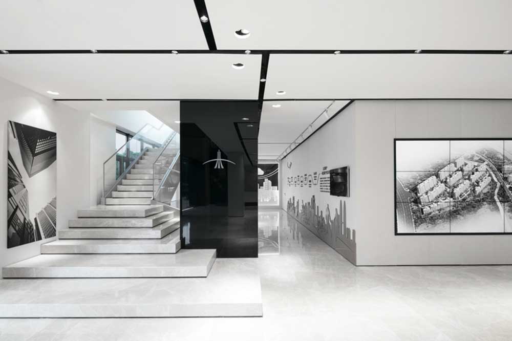 大鵬新區(qū)鑫園廣場現(xiàn)代風(fēng)格辦公室裝修大堂樓梯