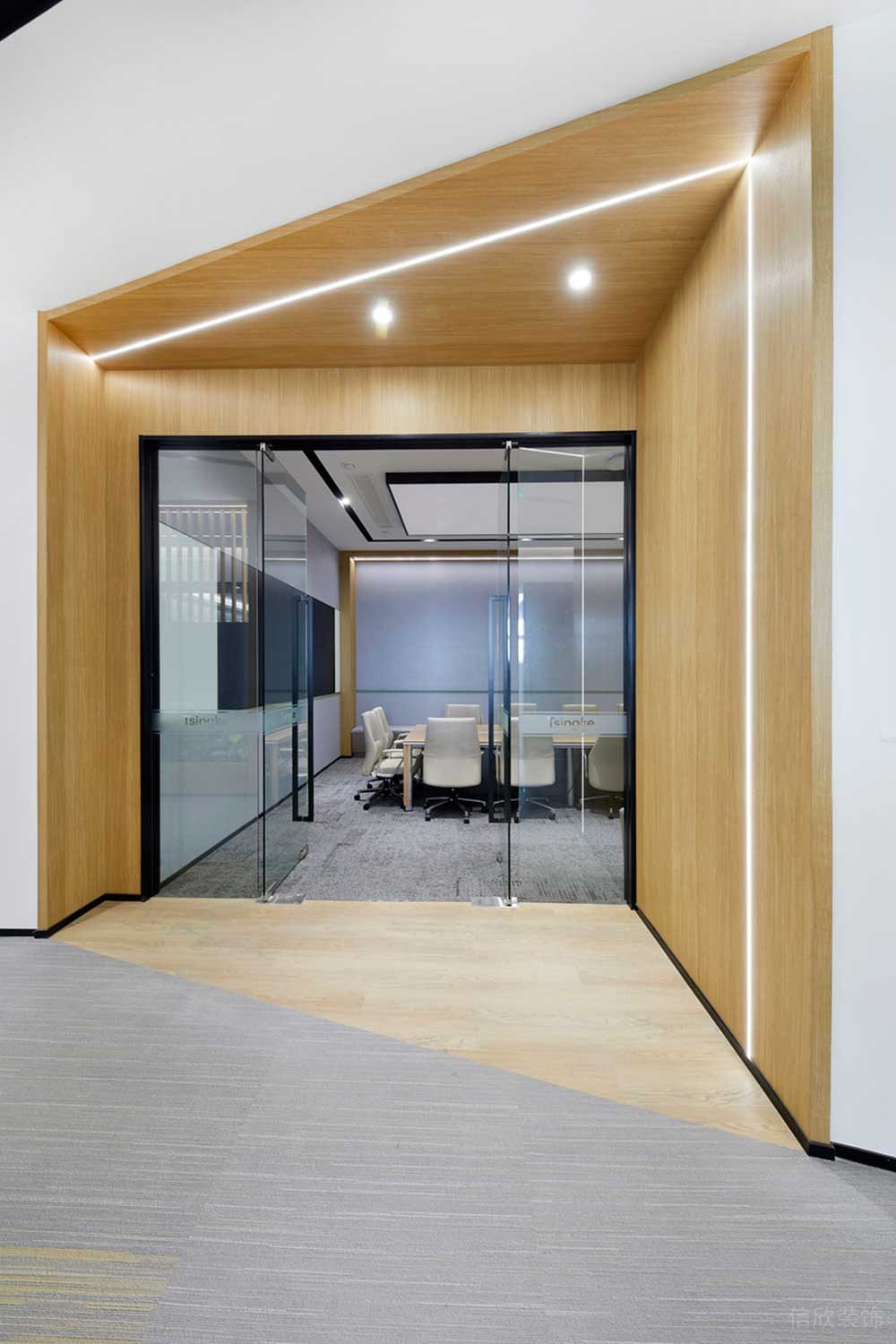 深圳市龍華區(qū)鴻榮源天俊現(xiàn)代簡(jiǎn)約風(fēng)格辦公室裝修座談接待室入口 深圳市龍華區(qū)鴻榮源天俊現(xiàn)代簡(jiǎn)約風(fēng)格辦公室裝修座談接待室入口