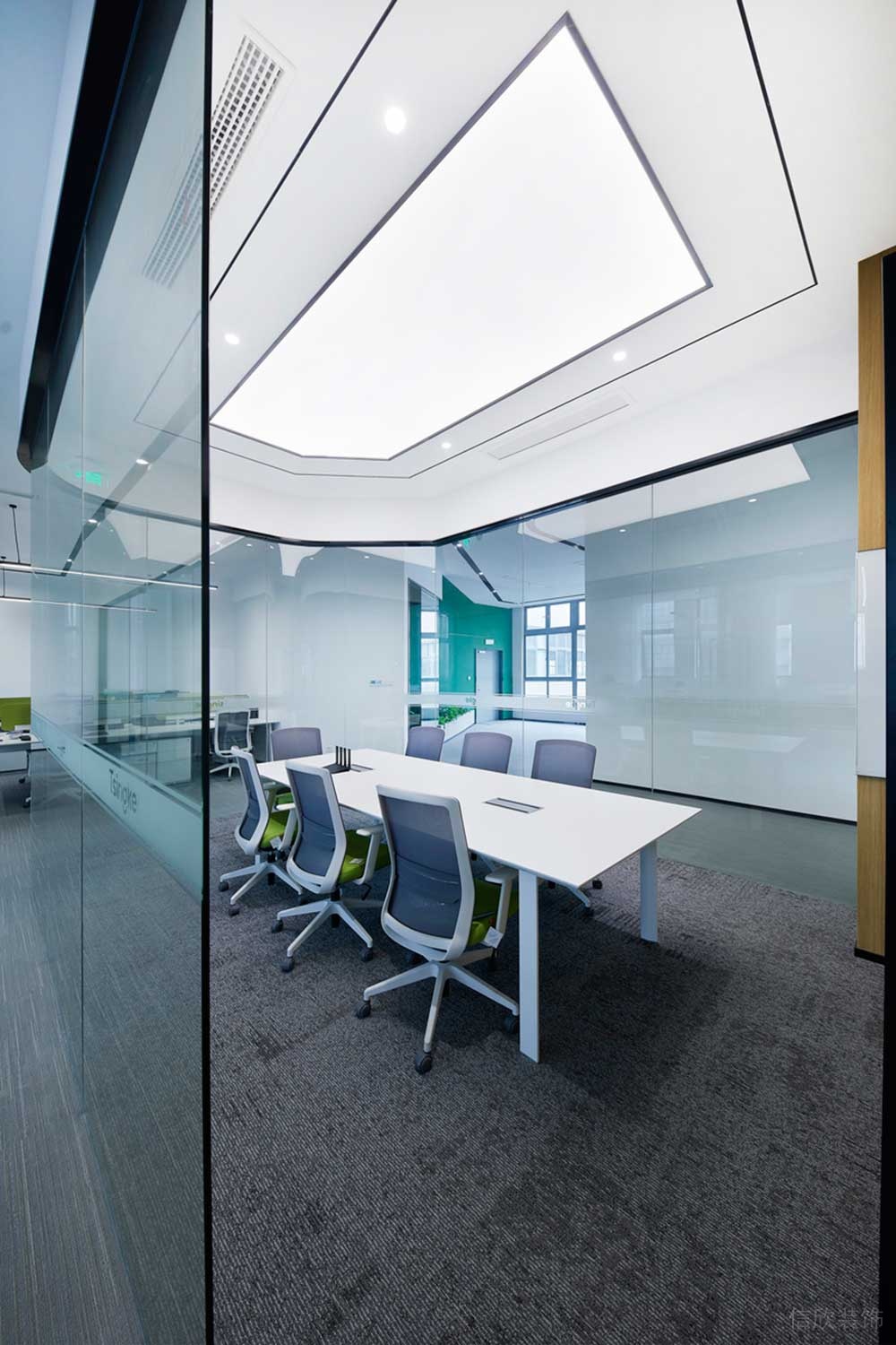 深圳市龍華區(qū)鴻榮源天俊現(xiàn)代簡約風格辦公室裝修會議室