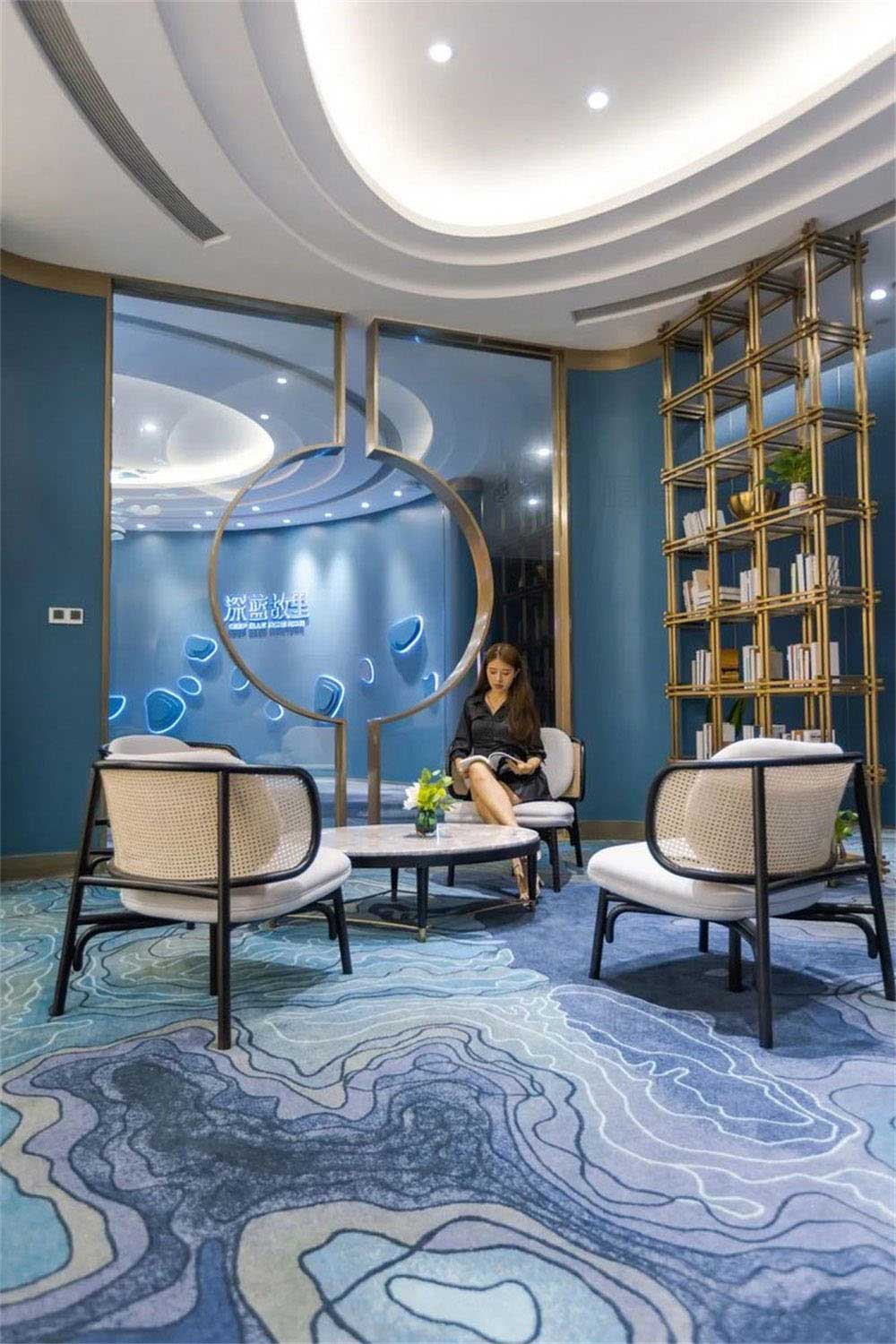 深圳龍崗藍調(diào)輕奢風(fēng)格酒吧裝修設(shè)計天花 深圳龍崗藍調(diào)輕奢風(fēng)格酒吧裝修設(shè)計天花