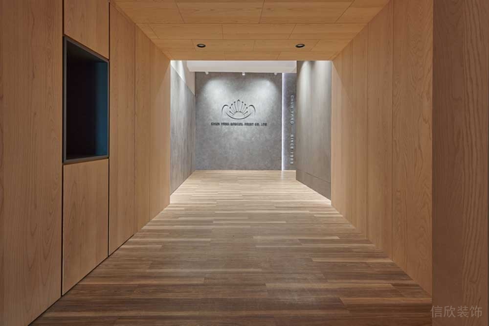 原木風(fēng)瑜伽機(jī)構(gòu)裝修過(guò)道通體環(huán)境設(shè)計(jì)內(nèi)嵌式墻體鏤空